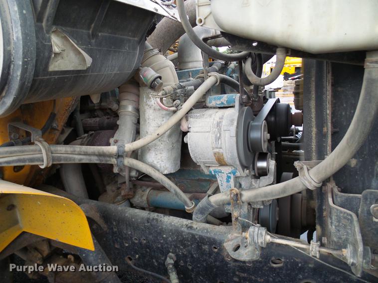 image for item DD8575 2001 International 4900 dump truck