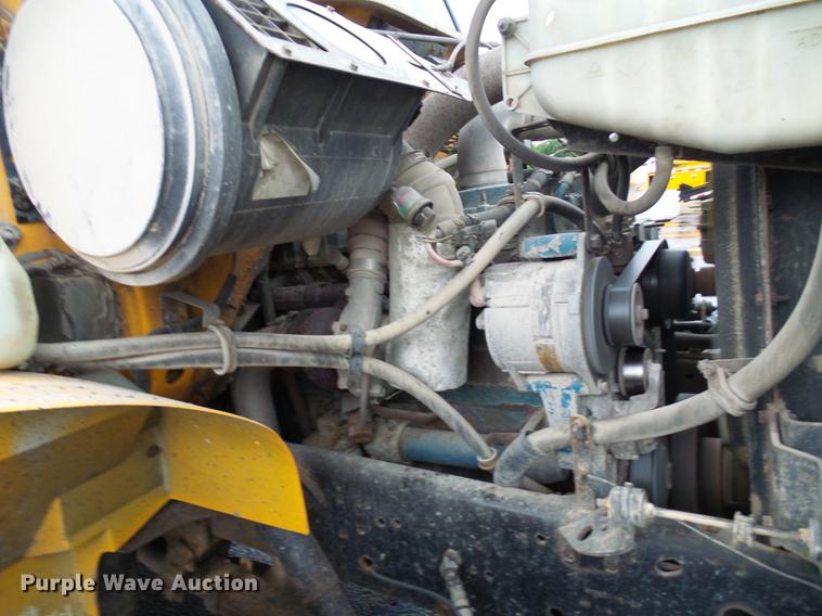 image for item DD8575 2001 International 4900 dump truck