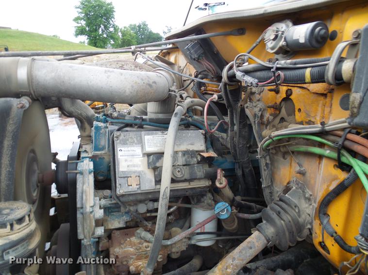 image for item DD8575 2001 International 4900 dump truck