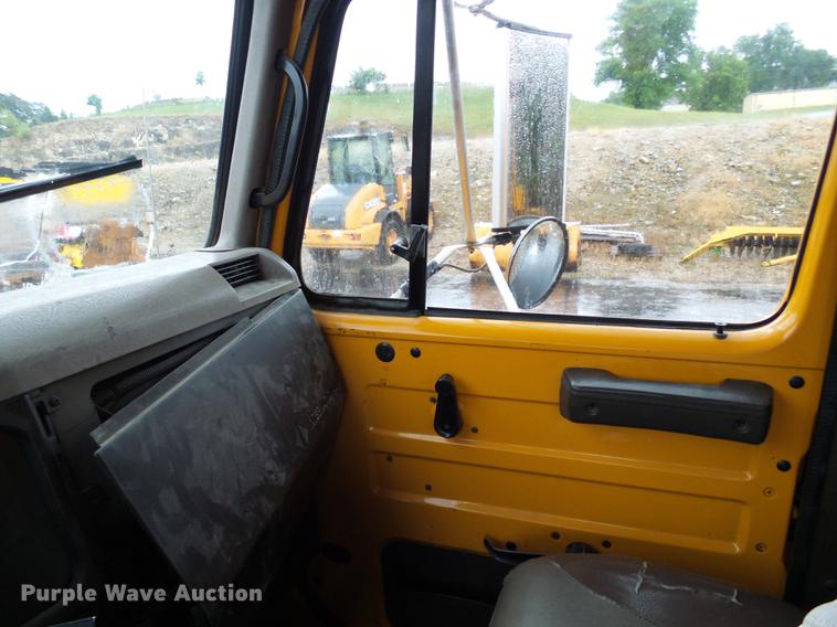 image for item DD8575 2001 International 4900 dump truck