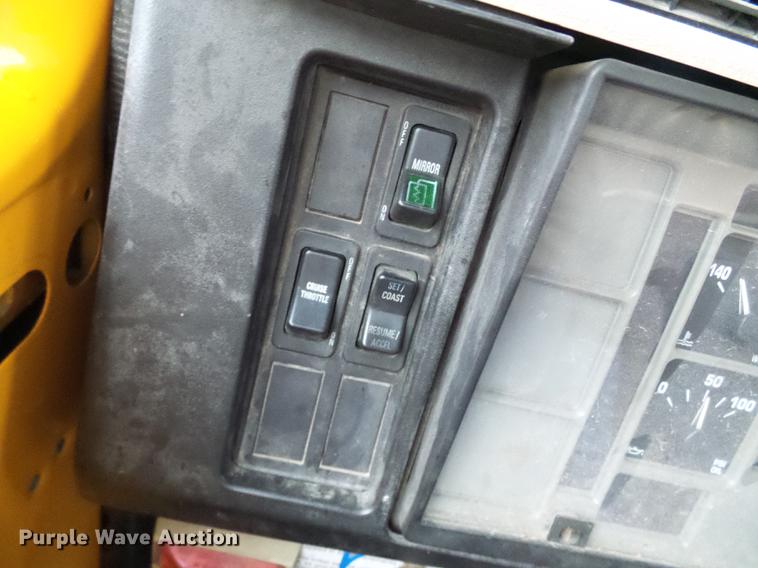 image for item DD8575 2001 International 4900 dump truck