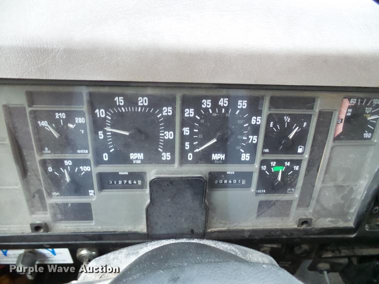 image for item DD8575 2001 International 4900 dump truck