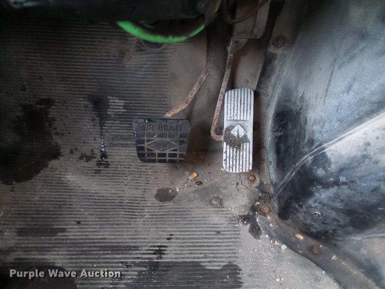 image for item DD8575 2001 International 4900 dump truck