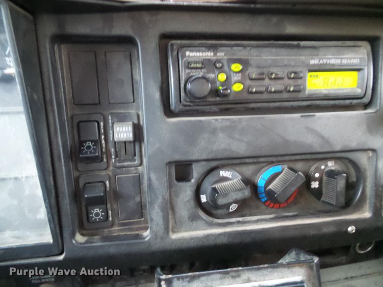 image for item DD8575 2001 International 4900 dump truck