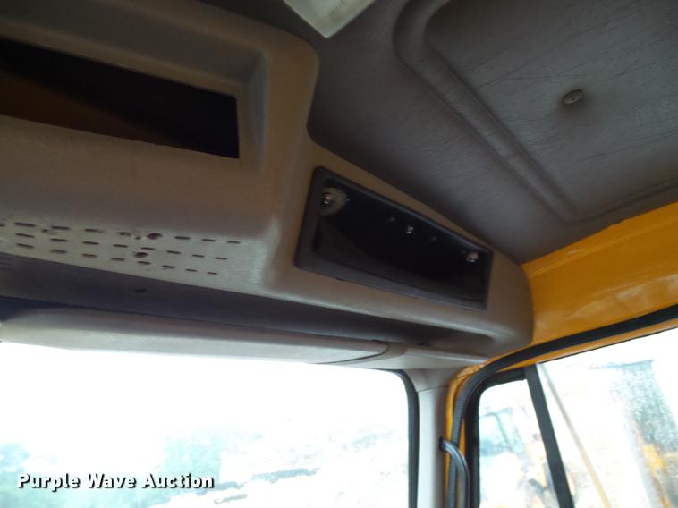 image for item DD8575 2001 International 4900 dump truck