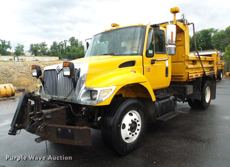 image for item DD8576 2003 International 7400 dump truck