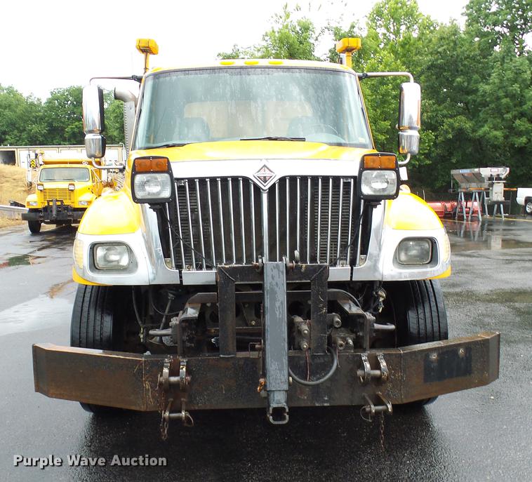 image for item DD8576 2003 International 7400 dump truck