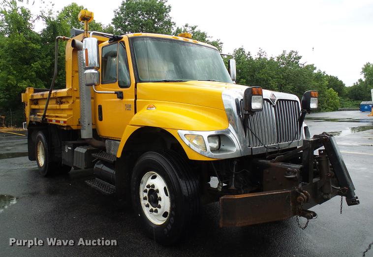 image for item DD8576 2003 International 7400 dump truck