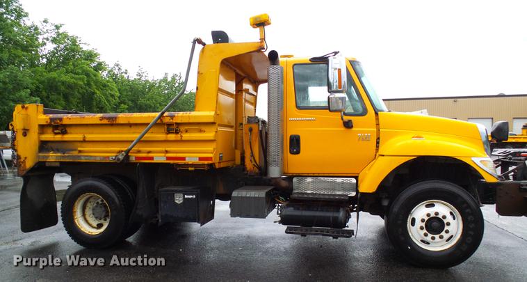 image for item DD8576 2003 International 7400 dump truck