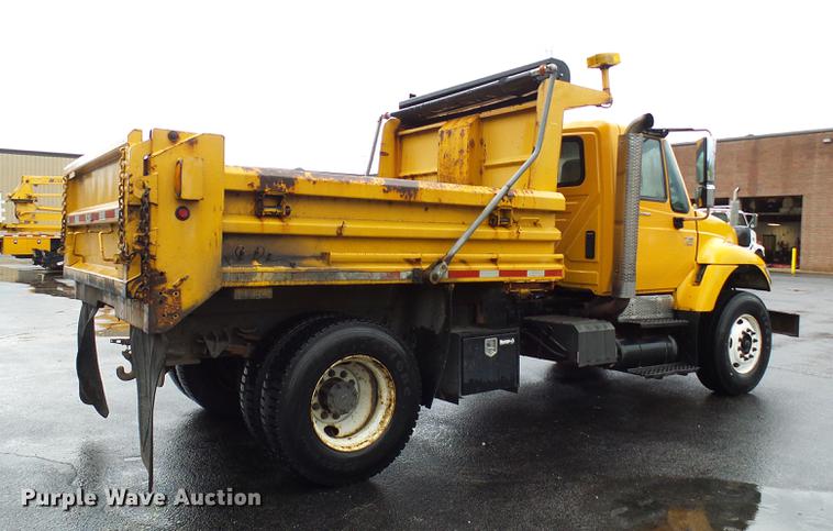 image for item DD8576 2003 International 7400 dump truck