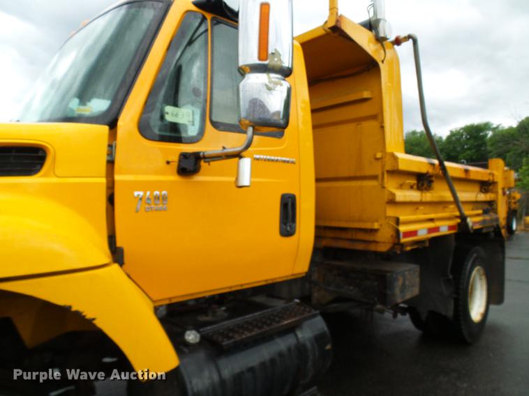 image for item DD8576 2003 International 7400 dump truck