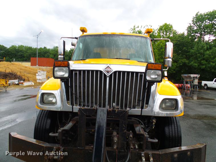 image for item DD8576 2003 International 7400 dump truck