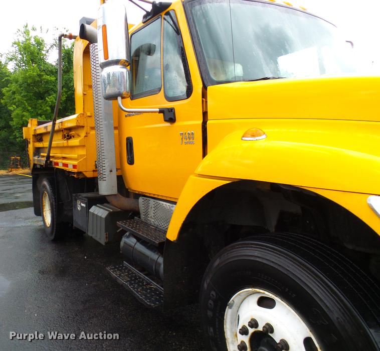 image for item DD8576 2003 International 7400 dump truck