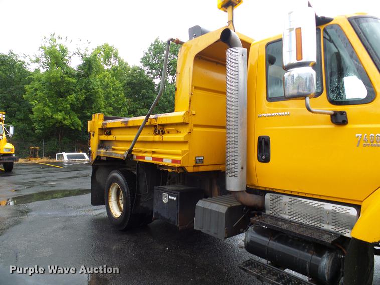 image for item DD8576 2003 International 7400 dump truck