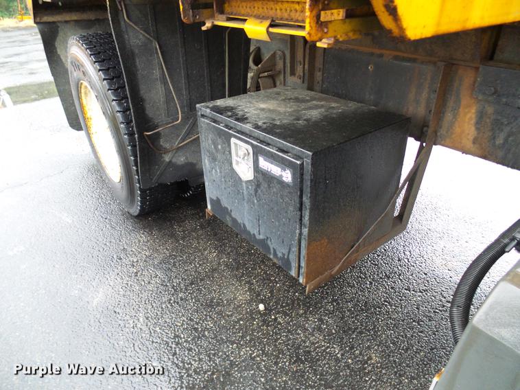 image for item DD8576 2003 International 7400 dump truck