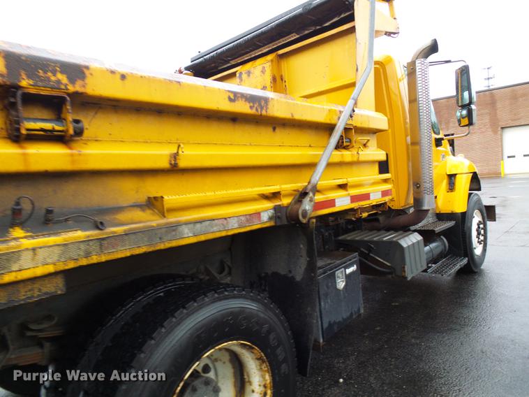 image for item DD8576 2003 International 7400 dump truck