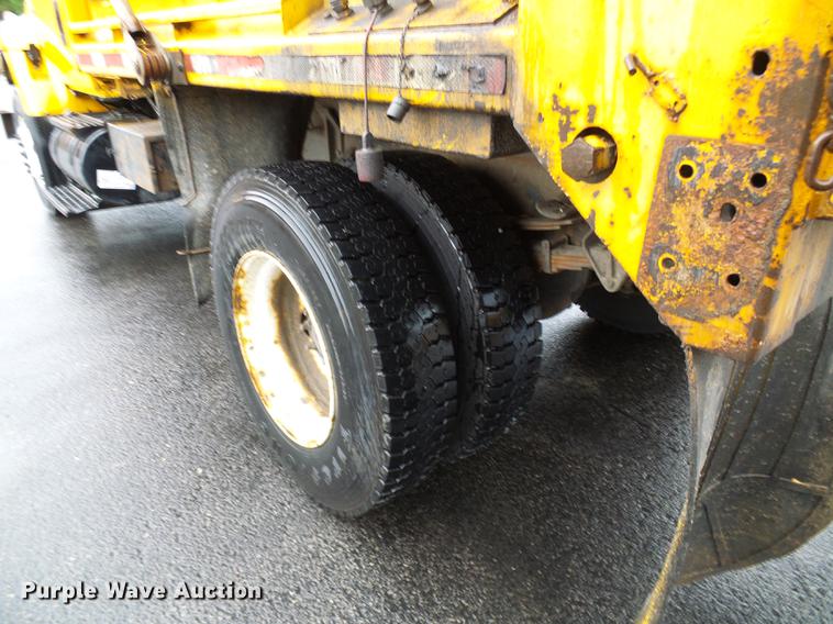 image for item DD8576 2003 International 7400 dump truck