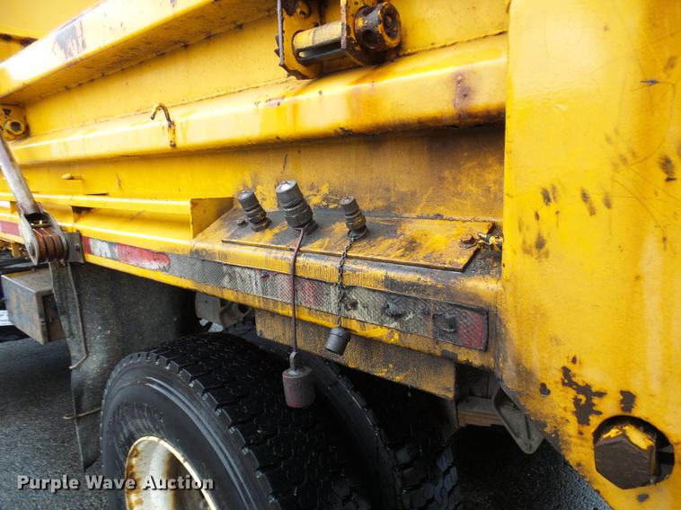image for item DD8576 2003 International 7400 dump truck