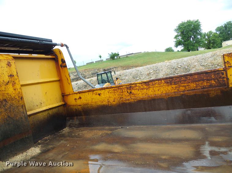 image for item DD8576 2003 International 7400 dump truck