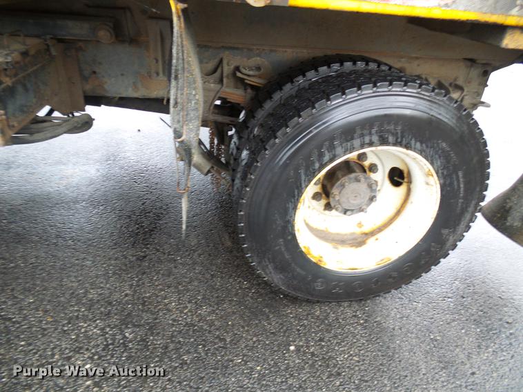 image for item DD8576 2003 International 7400 dump truck