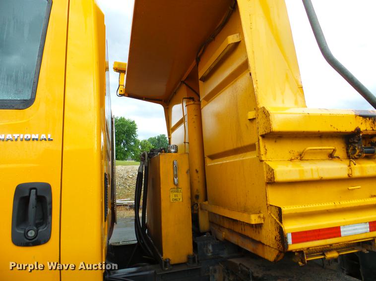 image for item DD8576 2003 International 7400 dump truck