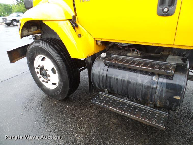 image for item DD8576 2003 International 7400 dump truck