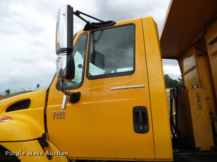 image for item DD8576 2003 International 7400 dump truck