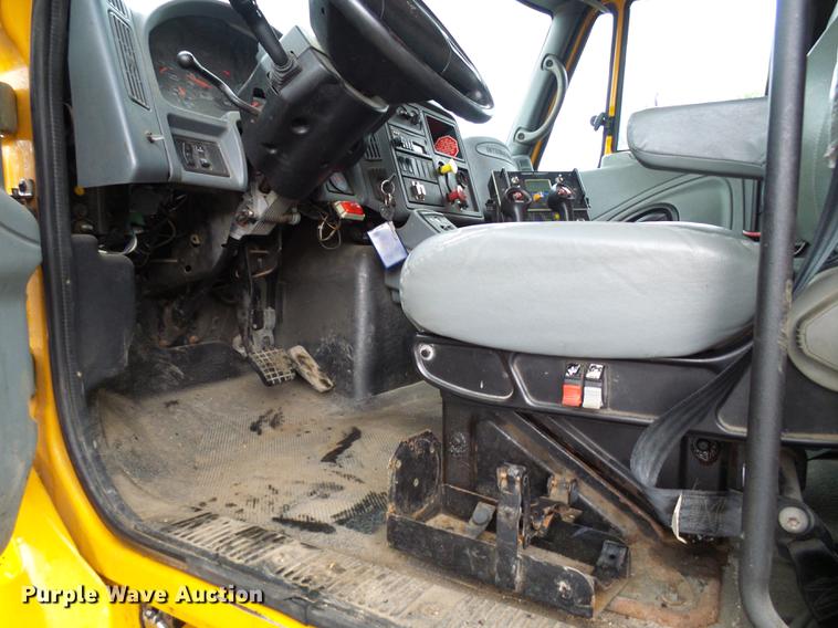 image for item DD8576 2003 International 7400 dump truck