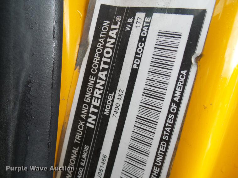 image for item DD8576 2003 International 7400 dump truck