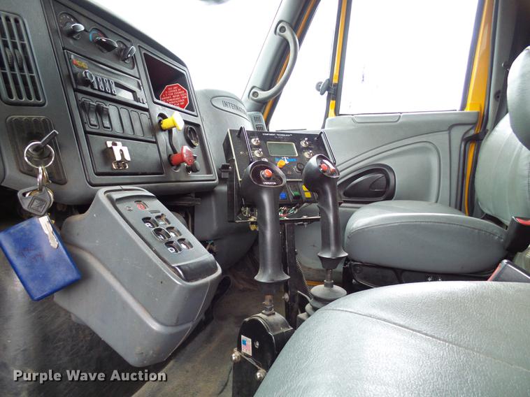 image for item DD8576 2003 International 7400 dump truck