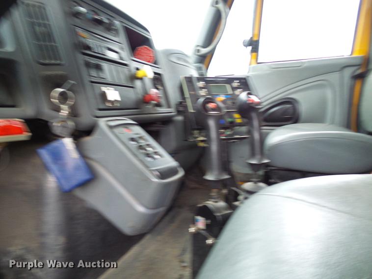 image for item DD8576 2003 International 7400 dump truck