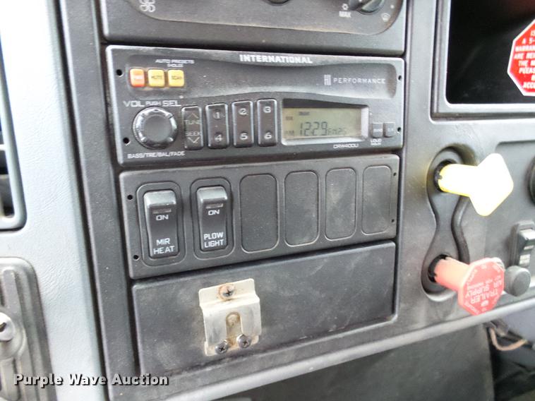 image for item DD8576 2003 International 7400 dump truck