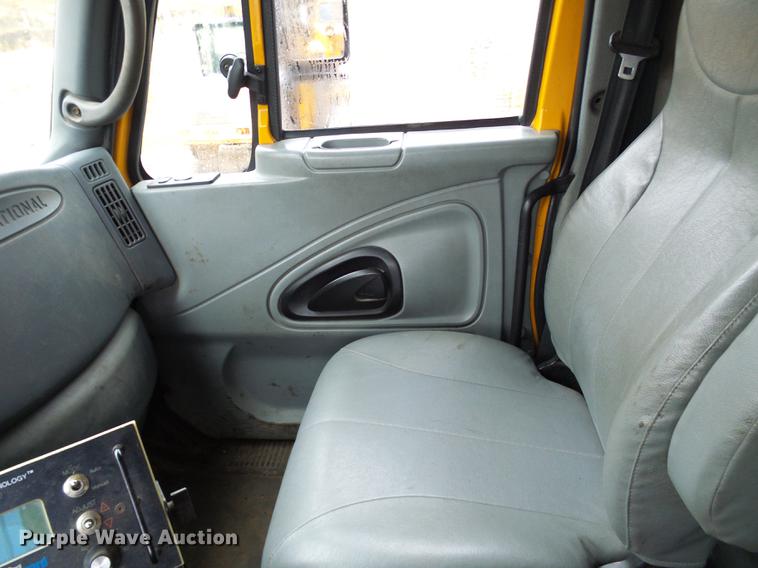 image for item DD8576 2003 International 7400 dump truck