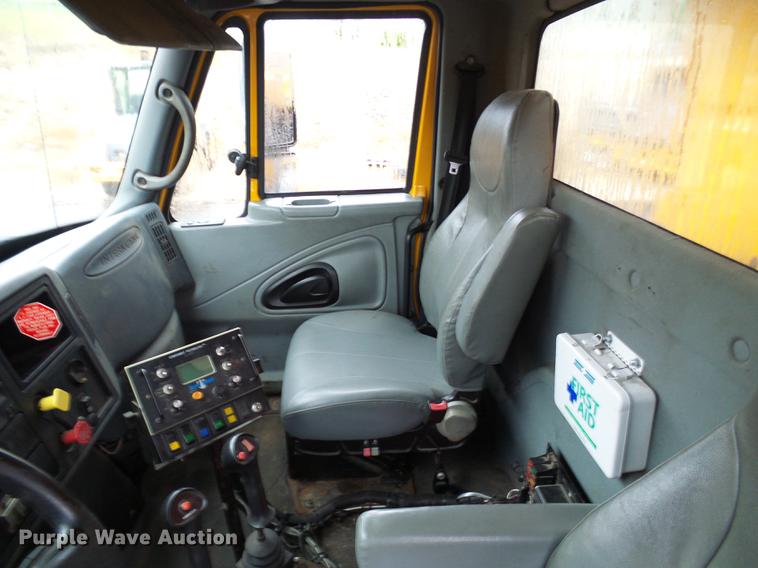 image for item DD8576 2003 International 7400 dump truck