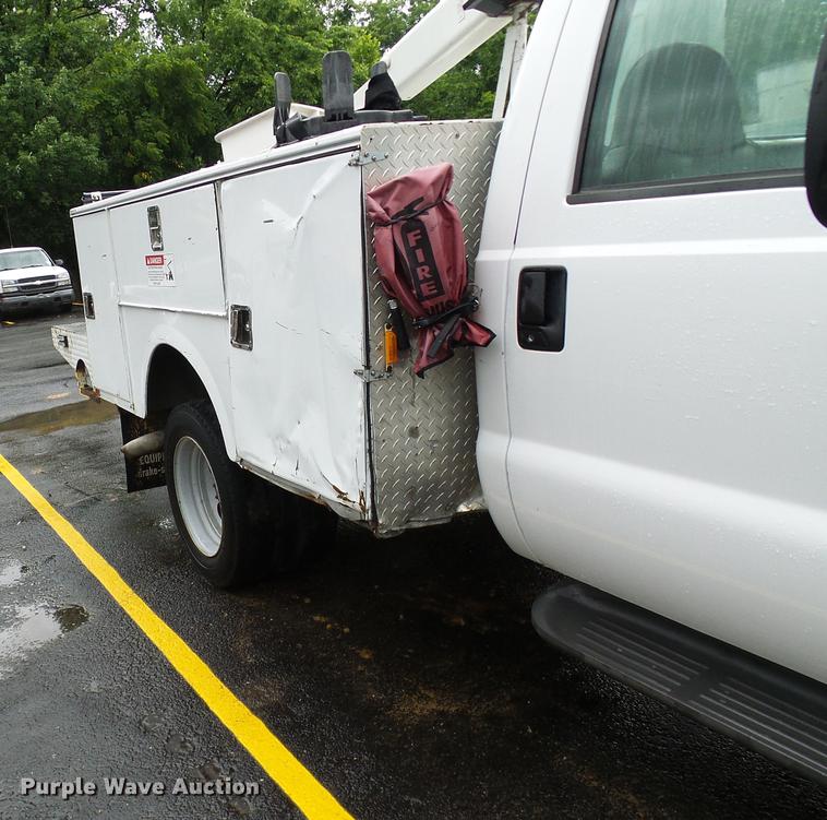 image for item DD8577 2002 Ford F550 Super Duty bucket truck