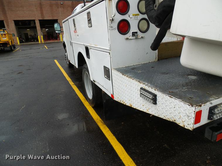 image for item DD8577 2002 Ford F550 Super Duty bucket truck