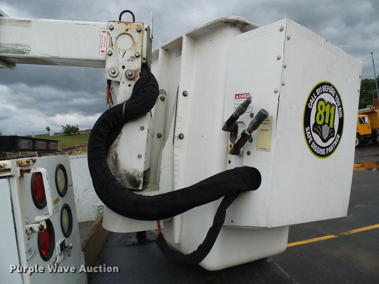 image for item DD8577 2002 Ford F550 Super Duty bucket truck