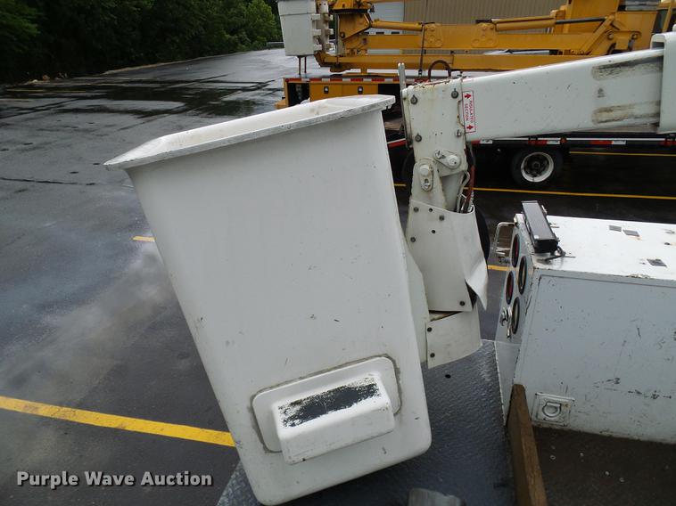 image for item DD8577 2002 Ford F550 Super Duty bucket truck