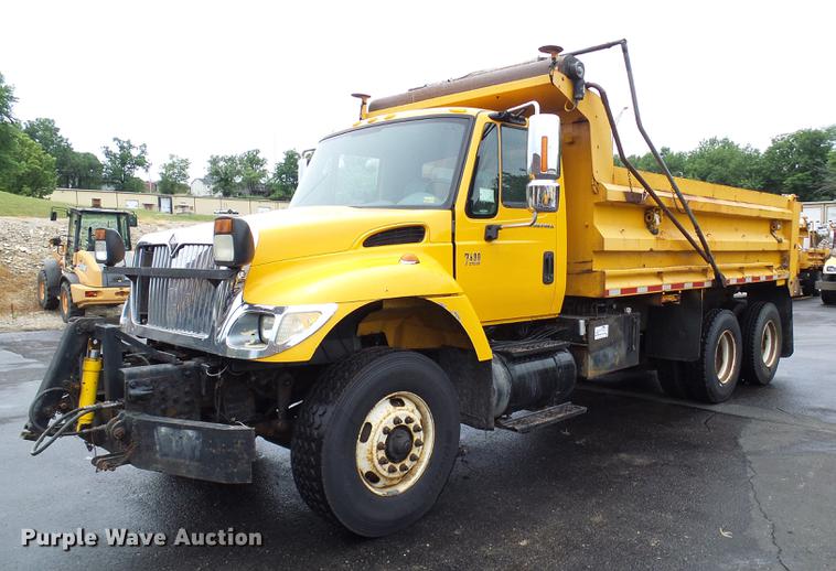 image for item DD8579 2004 International 7400 dump truck