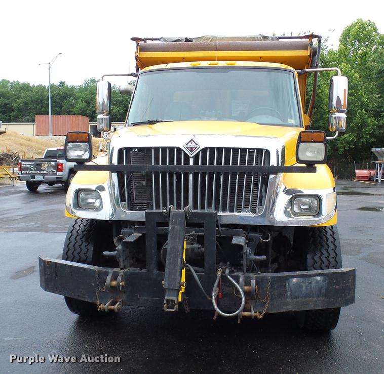 image for item DD8579 2004 International 7400 dump truck