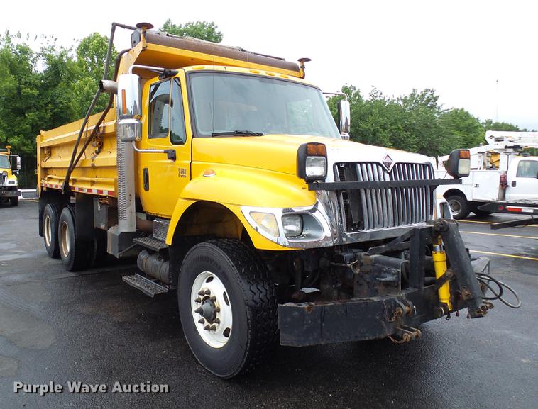 image for item DD8579 2004 International 7400 dump truck