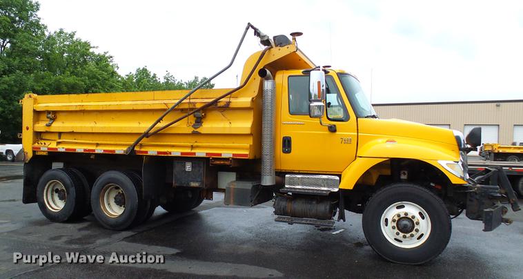 image for item DD8579 2004 International 7400 dump truck