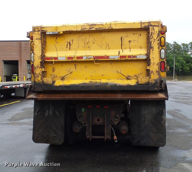 image for item DD8579 2004 International 7400 dump truck