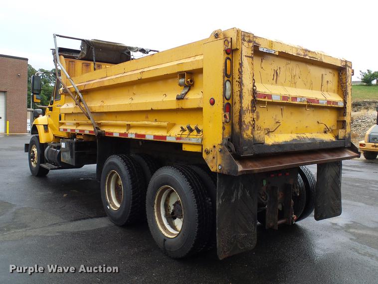 image for item DD8579 2004 International 7400 dump truck