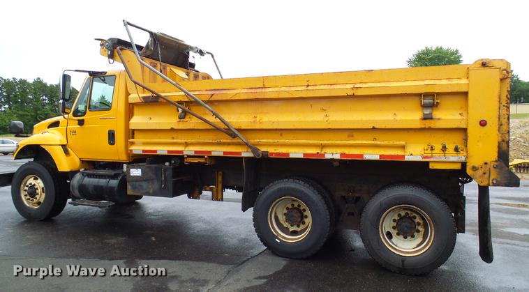 image for item DD8579 2004 International 7400 dump truck