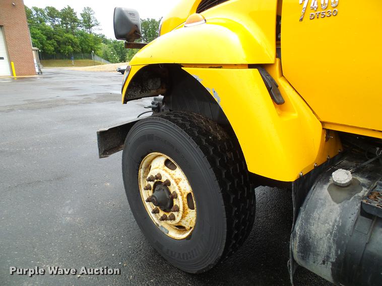 image for item DD8579 2004 International 7400 dump truck