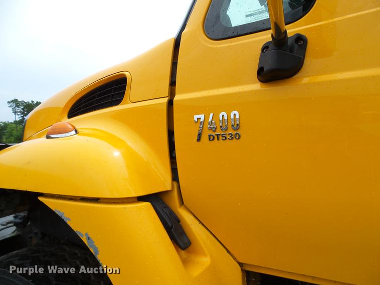 image for item DD8579 2004 International 7400 dump truck