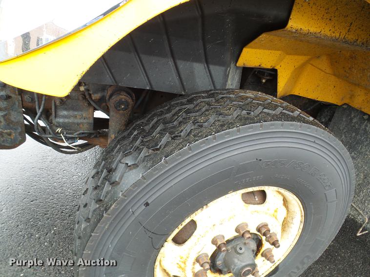 image for item DD8579 2004 International 7400 dump truck