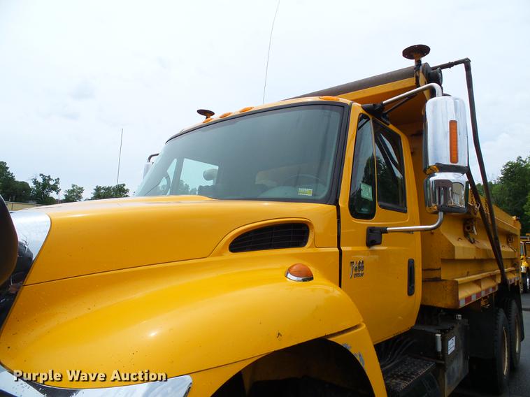 image for item DD8579 2004 International 7400 dump truck