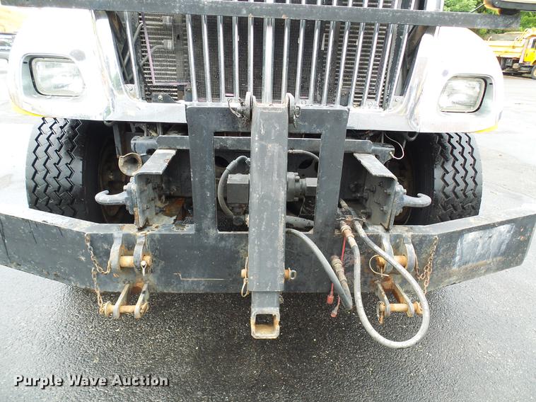 image for item DD8579 2004 International 7400 dump truck